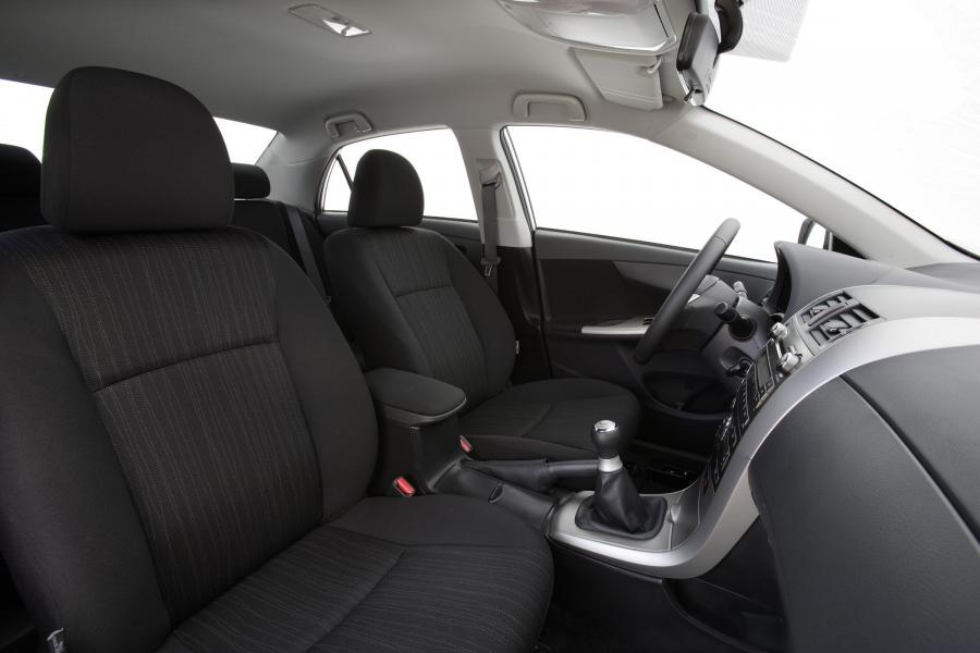 Интерьер Toyota Corolla 2007 года  (EU) (фото 19 из 38)